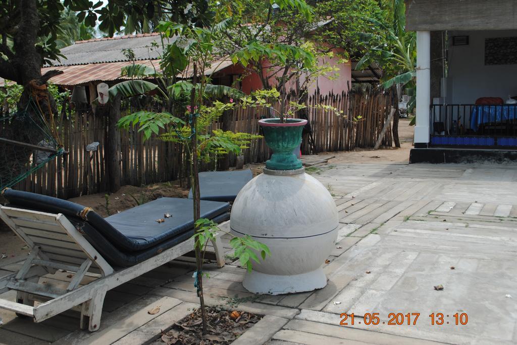 Oceanic White House Hotel Nilaveli Exterior photo