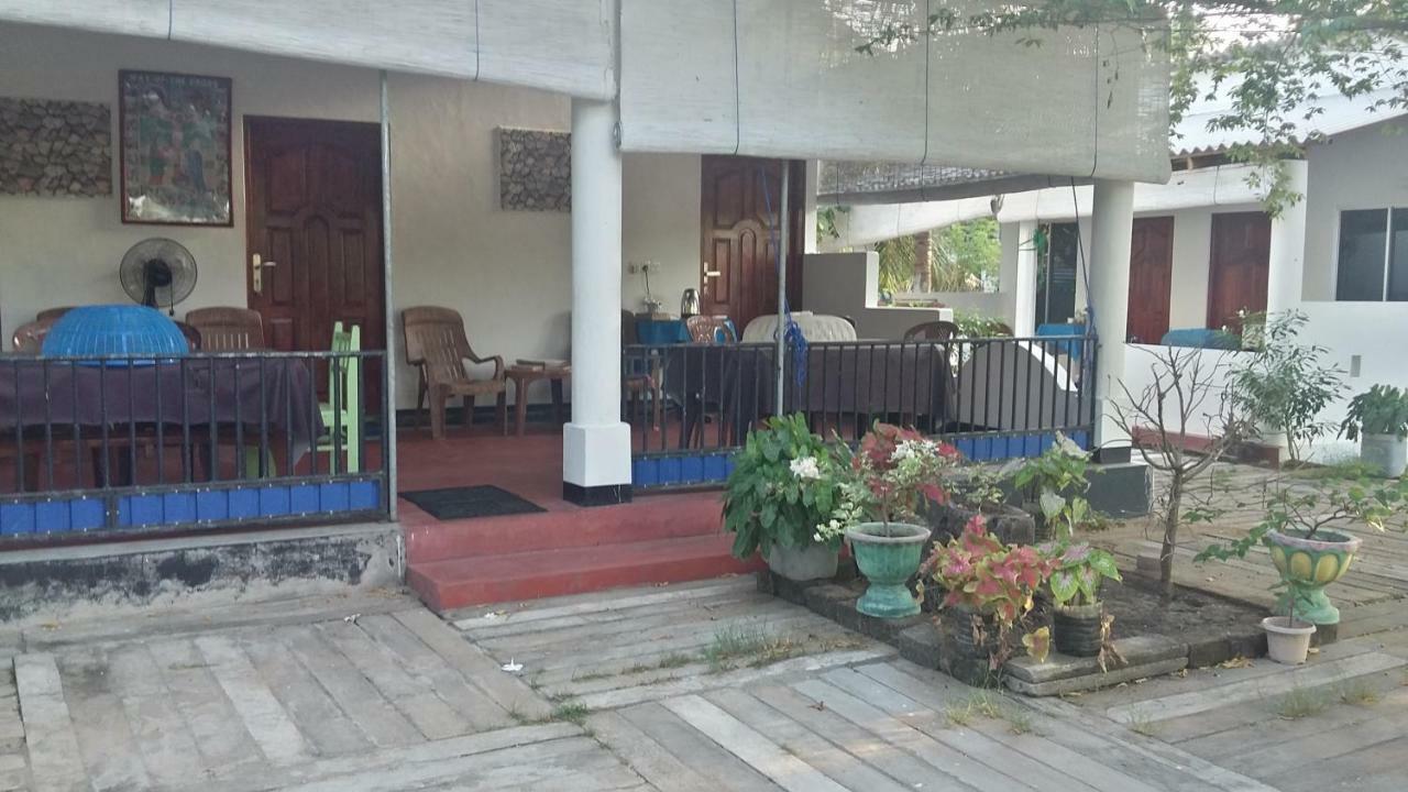 Oceanic White House Hotel Nilaveli Exterior photo